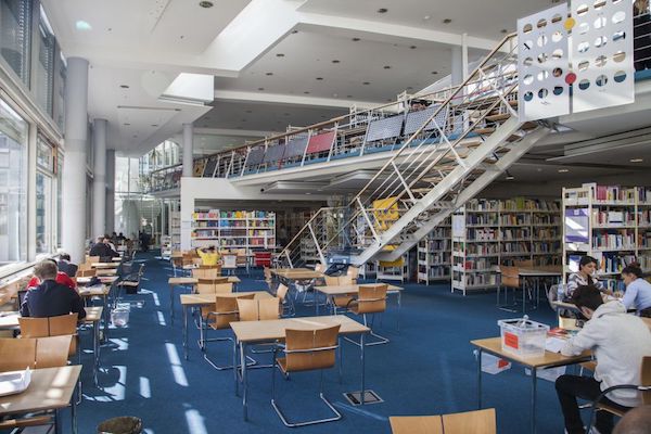 Studierende beim Lernen in der Zentralbibliothek Lothstraße 13d (Foto: Nicolai Schneider