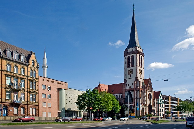 In Mannheim stehen Moschee und Kirche nachbarschaftlich nebeneinander.