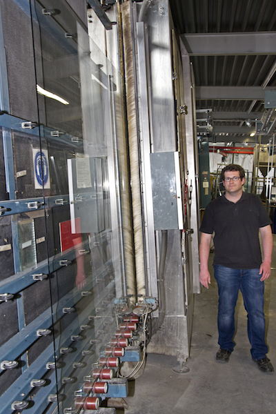 Alexander Groß, Maschinenbaustudent im 6. Semester, arbeitet daran, den Produktionsprozess von Isolierglas zu optimieren. | Foto: FH Aachen, Arnd Gottschalk