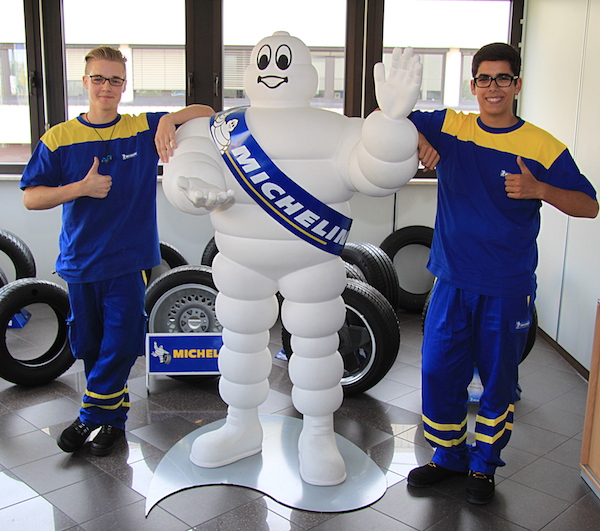 Sehen optimistisch in ihre Zukunft bei Michelin: Die Elektronik-Auszubildenden René Deriko (3. Lehrjahr) und sein „Schützling“ Domenique Oliveira.