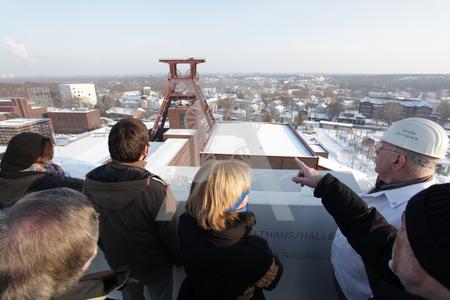 Der im Dezember neu gestaltete Denkmalpfad zeigt "Den Weg der Kohle" - einem geführten Rundgang durch die ehemaligen Produktionsgebäude. 23 Jahre nach Stilllegung von "Zollverein Schacht XII" ist der Weg wieder mittels Projektionen und Geräuschen virtuell in Bewegung. Foto: Thomas Willemsen