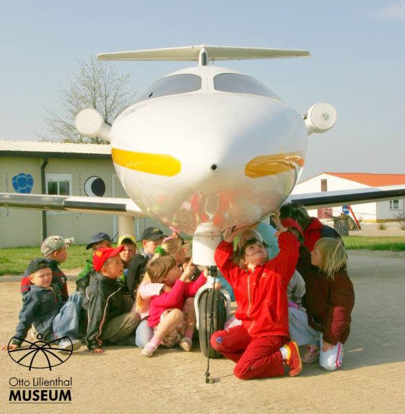 Zum jüngsten und zugleich größten Ausstellungsstück im Otto-Liliental-Museum Anklam gehört der Prototyp einer TT62 Alekto. Sie sollte in einer Firma auf dem Flughafen Heringsdorf (Ostvorpommern) gebaut werden. Da das Projekt nicht weiter geführt wurde steht das Flugzeug nun auf dem Gelände des Aeronauticon auf dem Flugplatz Anklam. Zu den etwa 1000 Neugierigen, die die Maschine bereits sahen gehört auch diese Gruppe der Kita "Friedrich Fröbel" aus Ducherow. Foto: Udo Zander