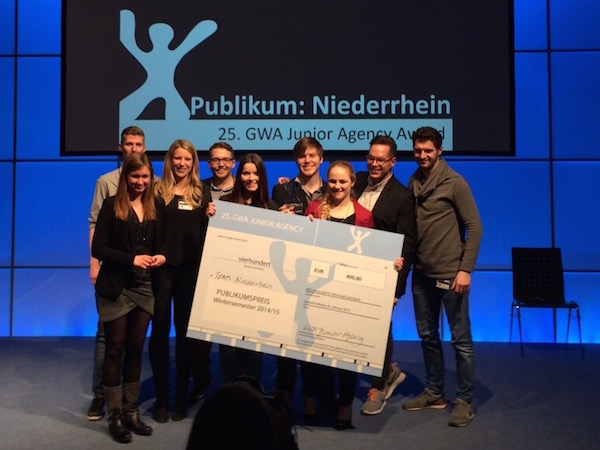 Team Niederrhein mit dem Preisgeld-Scheck für den Publikumspreis. Dazu gab’s noch Silber von der Jury.