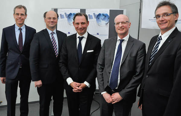 Foto (von links): Studiengangsleiter Prof. Dr. Harald Vergossen, Hochschulpräsident Prof. Dr. Hans-Hennig von Grünberg, die Honorarprofessoren Dr. Joerg Dederichs und Dr. Antonius Ewers sowie Dekan Prof. Dr. Siegfried Kirsch.