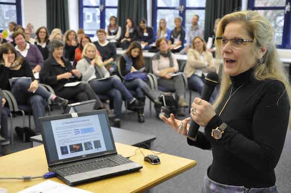 Prof. Dr. Christina Jasmund bei der Vorstellung des Raum-Konzepts.