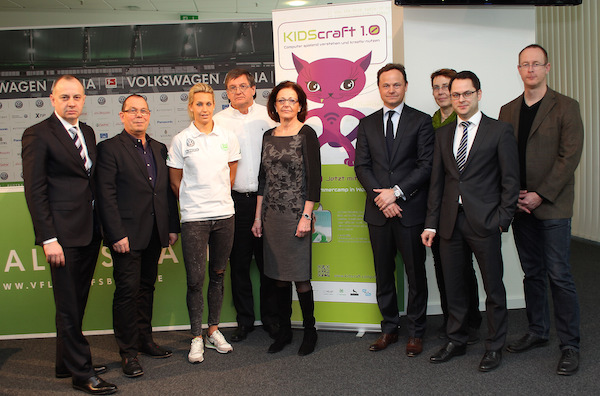 Dr. Martin Hofmann (Konzern IT-Chef Volkswagen), Hans-Joachim Thust (Betriebsrat), Lena Goeßling (Schirmherrin), Wolfgang Hotze (VfL-Geschäftsführer), Elisabeth Pötsch (Schirmherrin), Dr. Andreas Hirning (MHP), Petra Schmieta-Lüdtke (Bildungsbüro Stadt Wolfsburg), Denis Hildebrandt (Financial Services AG), Gero Stolle (Bildungsbüro Stadt Wolfsburg)