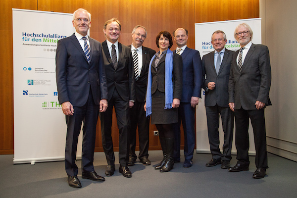 Von links die Präsidenten und eine Rektorin der HAfM: Michael Braun, Hartmut Ihne, Kristian Bosselmann-Cyran, Anne Lequy, Hans-Hennig von Grünberg, Günther Grabatin und Josef Stockemer. | Foto: Matthew Schoenfelder/HAfM