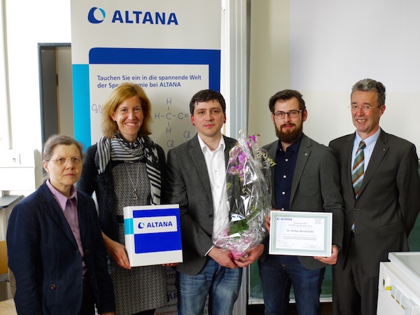 Foto (von links nach rechts): Prof. Dr. Veronika Strehmel, Andrea Pfister, Preisträger Dr. Stefan Berdzinski, Dennis Oprych und Dr. Jürgen Omeis.