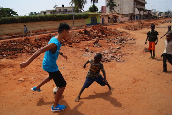 StreetfootballWorker in Togo-buntkicktgut