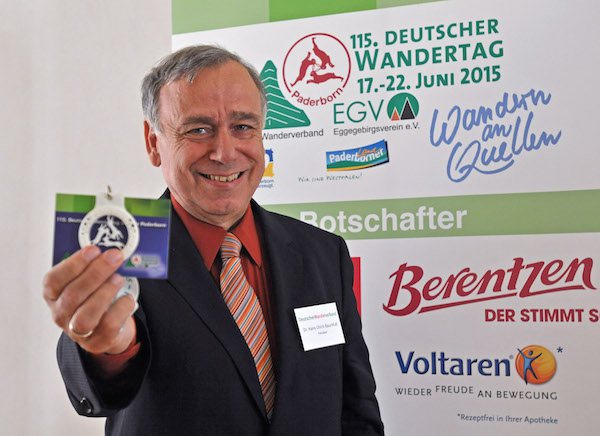 DWV-Präsident Dr. Hans-Ulrich Rauchfuß mit der Wandertagsplakette für den 115. Deutschen Wandertag in Paderborn Foto: J. Kuhr /Deutscher Wanderverband