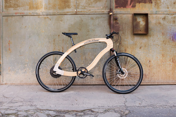 Das Wood-E-Bike gibt es in zwei Bauarten. Die breitere Version hat einen herausnehmbaren Akku, der eine Reichweite von bis zu 100 km hat. In der schmaleren Variante wird ein in der Hinterradnabe eingebauter Motor mit einer integrierten Akku- und Steuerungseinheit verwendet. 