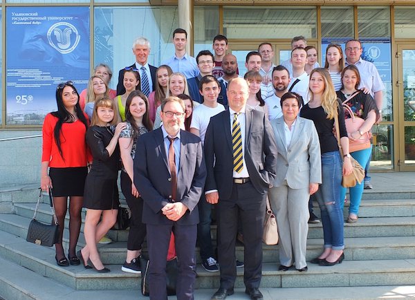 Hochschulpräsident Prof. Dr. Hans-Hennig von Grünberg neben Prof. Dr. Martin Wenke mit Teilnehmern des Workshops.