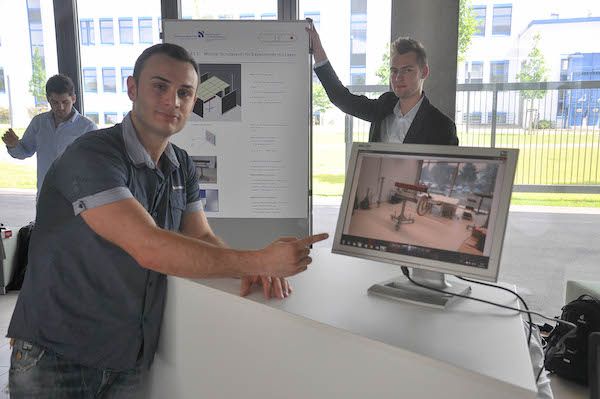 Foto: Roman Strauch, studentischer Leiter des Projekts Mobiler Laserschutz, stellt die Arbeit seines Teams der Öffentlichkeit vor.