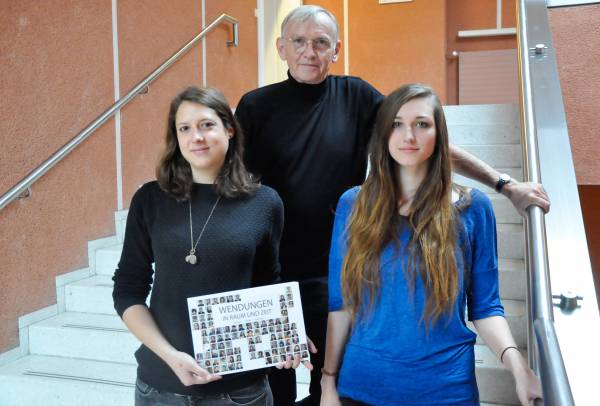 Prof. Dr. Theodor M. Bardmann mit den beiden Studentinnen Anika Möltgen (rechts) und Lisa Knobe.