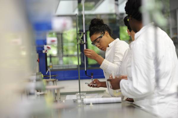 Studentin im chemischen Labor an der Hochschule Niederrhein