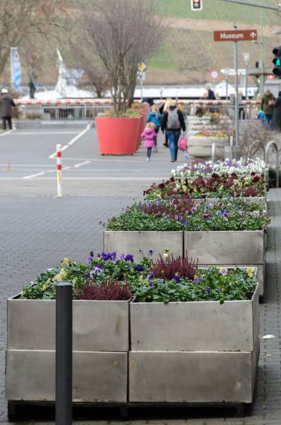 Pflanzkübel an der Bahnschranke – hier in Winterflora - sollen im Frühjahr mit Nutzpflanzen bestückt werden.