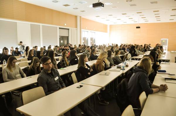 Foto: Die Erstsemester bei der Begrüßung am Campus Mönchengladbach