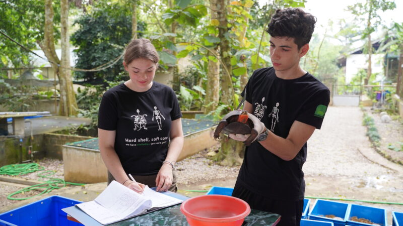 Foto: Marie und Edgar im Turtle Conservation Center in Vietnam. Copyright: Engagement Global