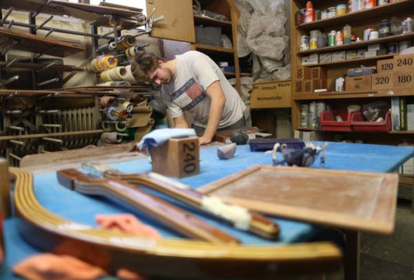 Holz, Farbe, Handwerk, Design — das Tätigkeitsfeld des Bootsbauers ist vielfältig.