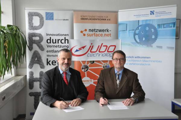 Bei der Vertragsunterschrift (von links): Dr. Ulrich Jüptner (JUBO Technologies GmbH) und Prof. Dr. Markus Lake (Hochschule Niederrhein).