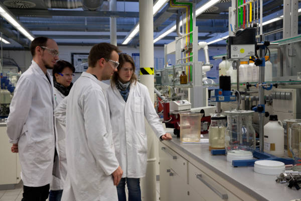 Anwendungsnah studieren zahlt sich aus: Chemie-Studierende in einem Labor der Hochschule Niederrhein.