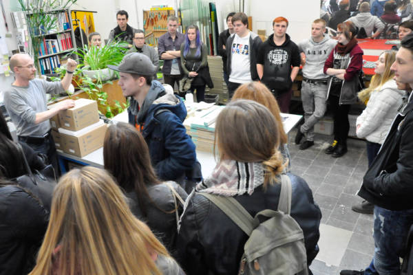 Foto: Fachlehrer Knut Michalk stellte die Arbeit in der Porzellanwerkstatt vor. 