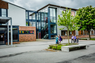 die Freiherr-vom-Stein-Schule in Neumuenster. Aussenansicht.