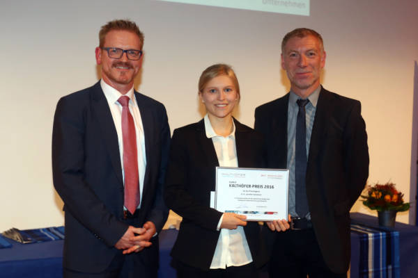 Foto: Holger Thönnes (Geschäftsführer der Kalthöfer Unternehmensgruppe), Preisträgerin Jennifer Gommans und Dekan Prof. Dr. Thomas Meuser (v.l.)