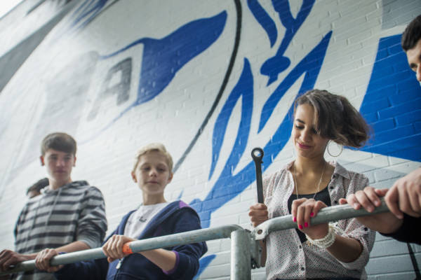 Fanprojekt Arminia Bielefeld: Schueler der Hauptschule Heepen im Stadion von DSC Arminia Bielefeld. Bielefeld. Berufsorientierung mit Praktikum: Beruf Geruestbauer.