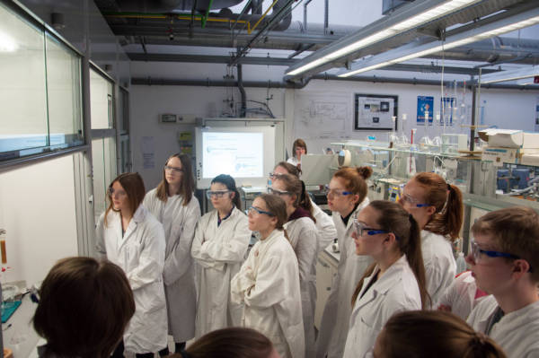 Interessierte Schülerinnen beim Girls Day im Labor des Fachbereichs Chemie auf dem Campus Krefeld West. 