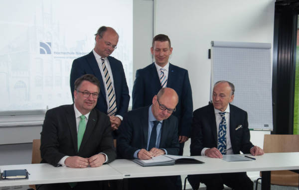 Foto (vorne von links): Prof. Dr. Uwe Clausen, Dr. Thomas Grünewald, Rolf A. Königs. Stehend: Prof. Dr. Hans-Hennig von Grünberg und Prof. Dr. Markus Muschkiet.