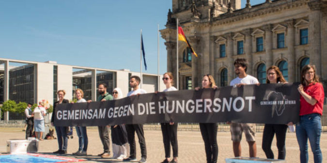 GEMEINSAM FÜR AFRIKA demonstriert für die Hungernden