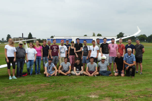 Teilnehmerinnen und Teilnehmer der Summer School Flying Practice 2017 am Flugplatz Merzbrück