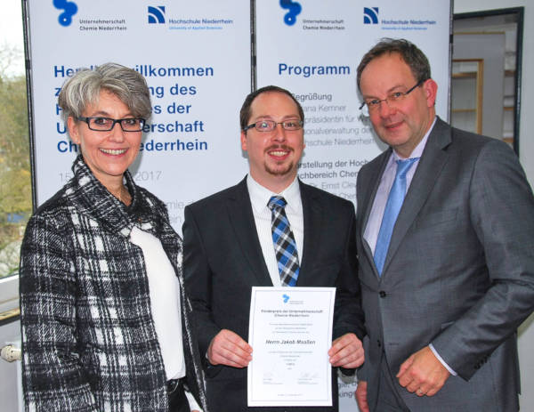 Preisträger Jakob Maaßen mit Kirsten Wittke-Lemm, Geschäftsführerin der Unternehmerschaft Chemie Niederrhein, und Rolf Schwartz, Vorsitzender der Unternehmerschaft. Foto: Unternehmerschaft Niederrhein