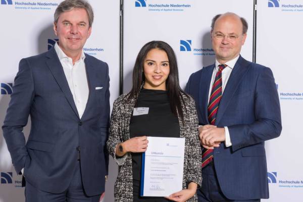 Foto: Rainer Führes, Geschäftsführer Canon Deutschland, und Hochschulpräsident Prof. Dr. Hans-Hennig von Grünberg mit Stipendiatin Sanae Barmou.