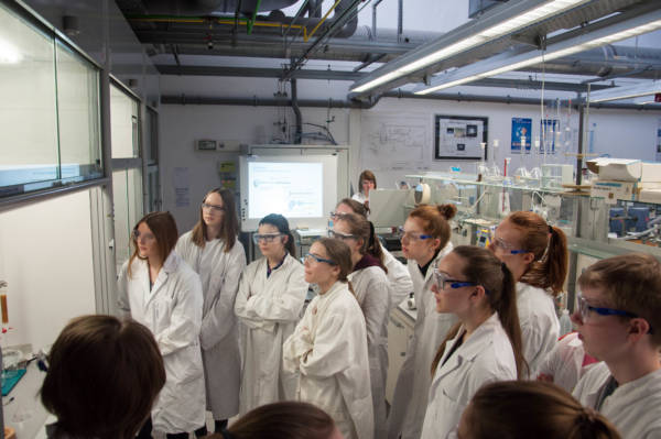 Foto: Interessierte Schülerinnen beim Girls´Day 2017 im Labor des Fachbereichs Chemie auf dem Campus Krefeld West.