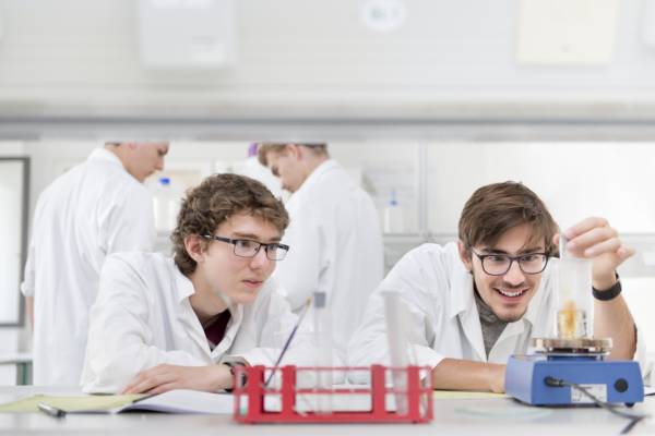 Schüler im Gläsernen Labor im Deutschen Hygiene-Museum. Foto: Crispin-Iven Mokry