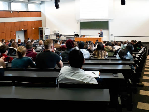 Die Erstsemester wurden im Audimax in Mönchengladbach begrüßt.