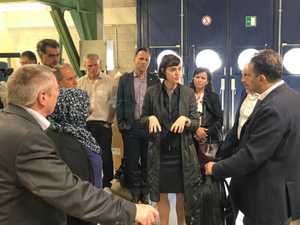 Bild: Prof. Dr. Maike Rabe führt die Gäste durch das Webtechnikum am Campus Mönchengladbach