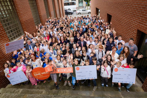 Die Preisträgerinnen und Preisträger der achten Wettbewerbsrunde beim gemeinsamen Abschlussfoto.