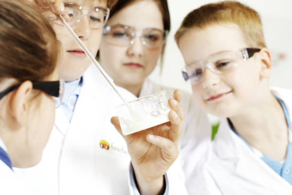 Spannende Experimente: Von Waschmitteltests bis hin zu selbstgemachten Cremes, in der Forscherwelt werden Kinder selbst zu kleinen Wissenschaftlern.