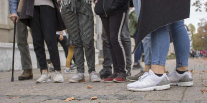 Viertelspaziergänge mit Jung und Alt: Design-Studierende gestalten Ausstellung zu Orten in Krefeld