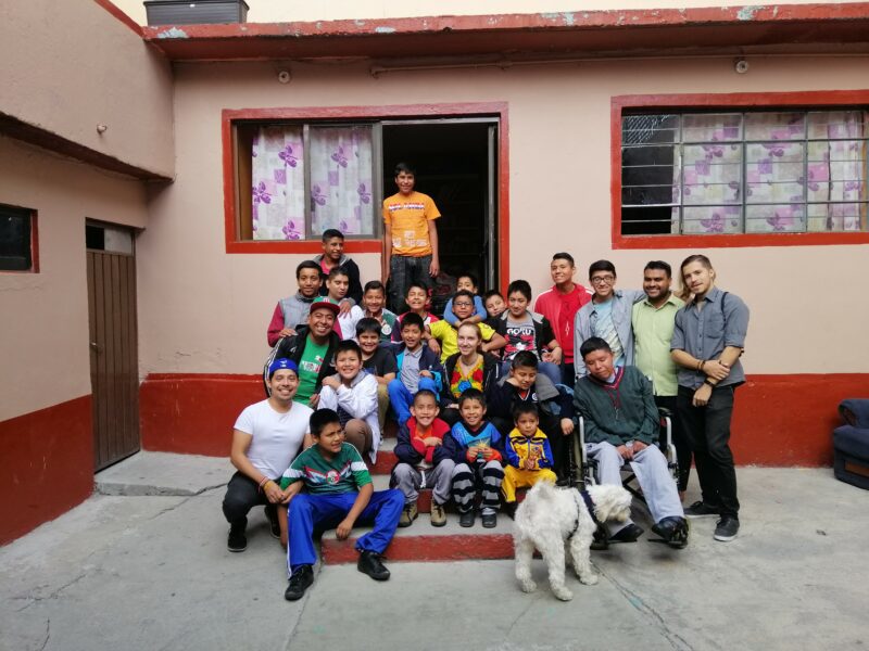 Foto: Gruppenbild mit den Jungs und Mitarbeitern des Kinderheims