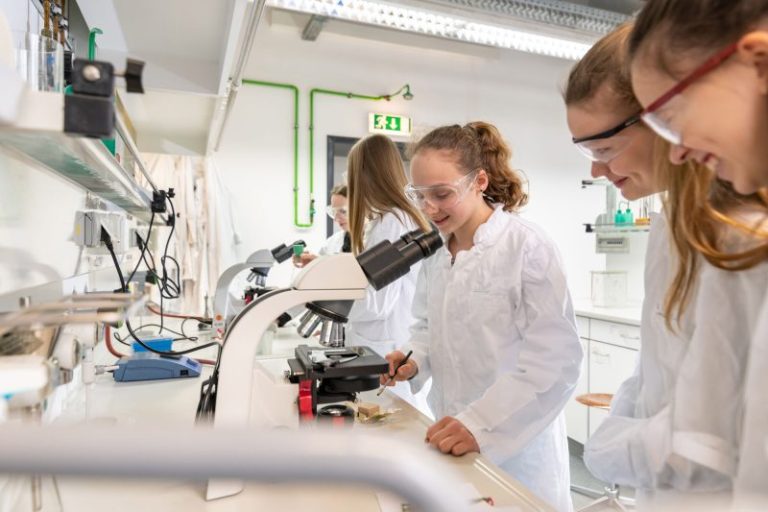 Foto: Die Schüler:innen können bei den Herbstferienworkshops beispielsweise im Chemie Labor experimentieren.