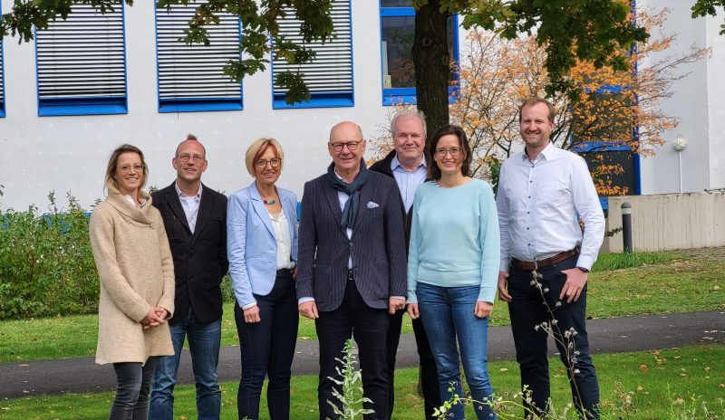 Foto: Die Bischöfliche Maria-Montessori-Gesamtschule in Krefeld und die Hochschule Niederrhein gehen zukünftig gemeinsame Wege. Schulleiterin Gabriele Vogt (3 v. l.) und Hochschulpräsident Dr. Thomas Grünewald (4 v. l.) unterzeichneten einen Kooperationsvertrag. Copyright: Hochschule Niederrhein