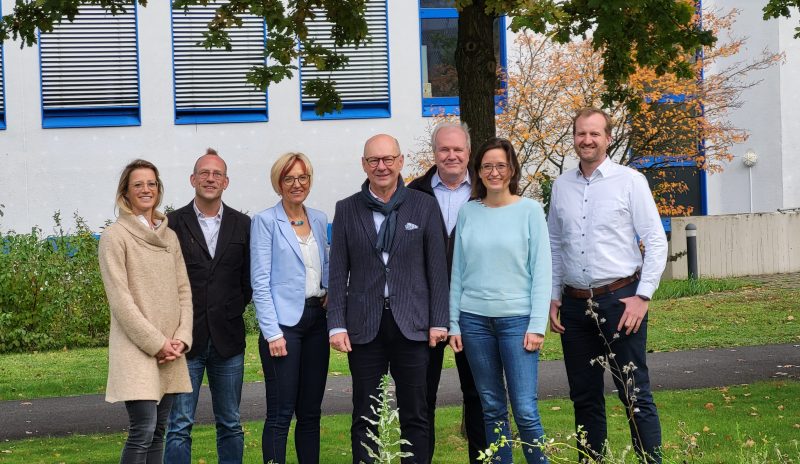 Foto: Die Bischöfliche Maria-Montessori-Gesamtschule in Krefeld und die Hochschule Niederrhein gehen zukünftig gemeinsame Wege. Schulleiterin Gabriele Vogt (3 v. l.) und Hochschulpräsident Dr. Thomas Grünewald (4 v. l.) unterzeichneten einen Kooperationsvertrag. Copyright: Hochschule Niederrhein