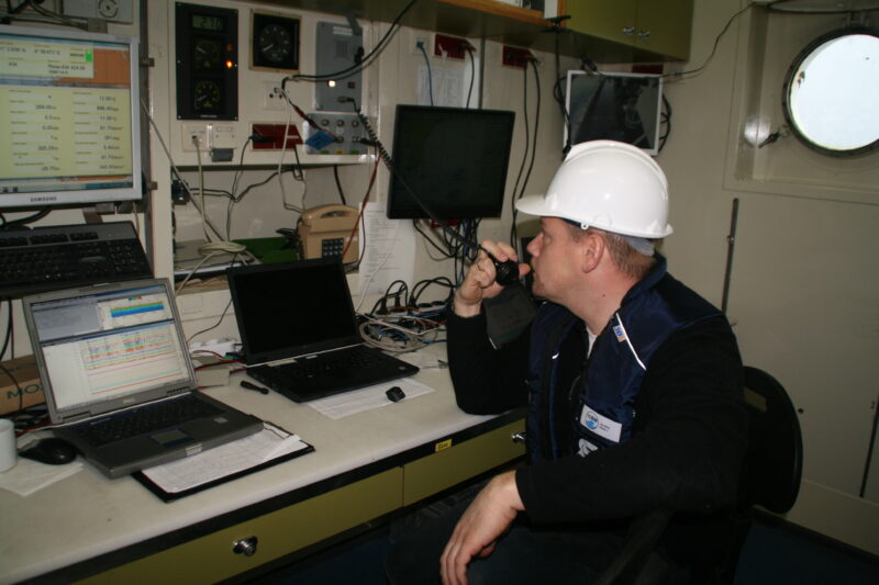 Arbeit im Kontrollraum des Forschungsschiffes Heincke. Von hier aus wird jeder Einsatz eines Messgerätes verfolgt und zusammen mitdem Windenleitstand koordiniert. (Photo: Nicole Hildebrandt; Kontrollraum Heincke, Sognefjord Norwegen).