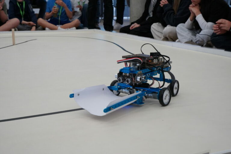 Rückblick ROBOCOM 2023; Roboter bei der Linienverfolgung; Foto: WH / Katharina Reinert